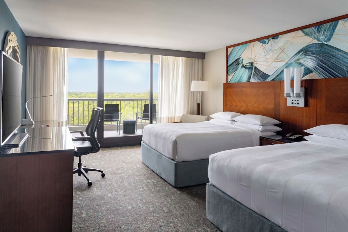 Pillowtop beds, in-room safe, desk, blackout drapes
