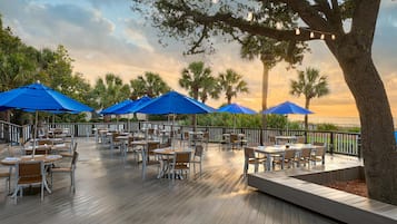 5 restaurants; breakfast, lunch, and dinner served