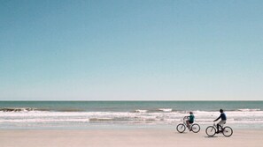 Am Strand, weißer Sandstrand, Sonnenschirme, Strandtücher