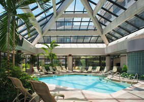 室内游泳池，2 室外游泳池，07:00 至 21:30 开放, 池畔遮阳伞, 日光浴躺椅