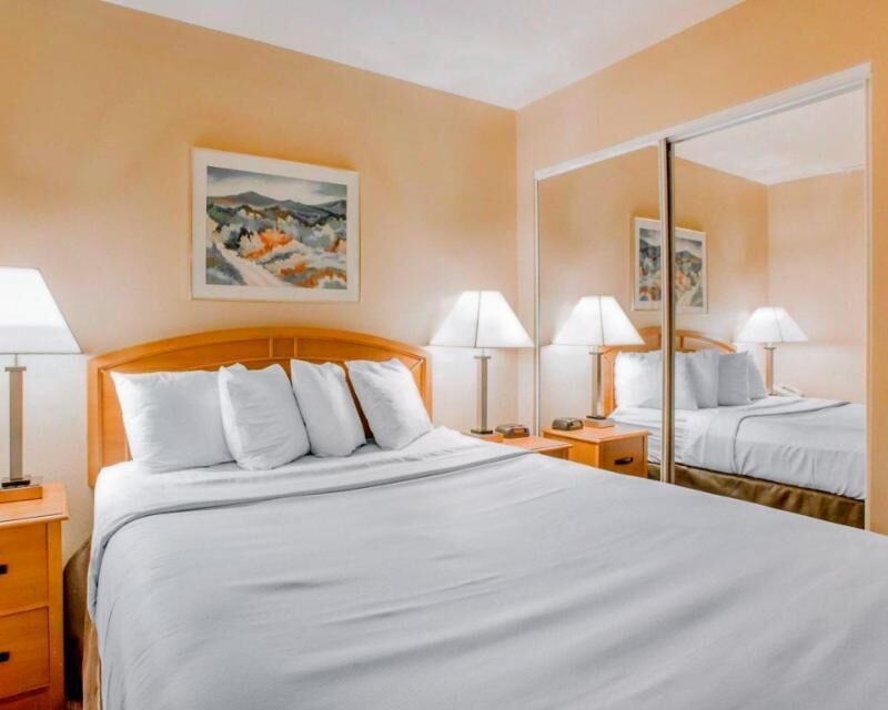 Premium bedding, in-room safe, individually decorated