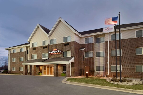Exterior - Hawthorn Extended Stay by Wyndham Milwaukee Airport (Oak Creek)