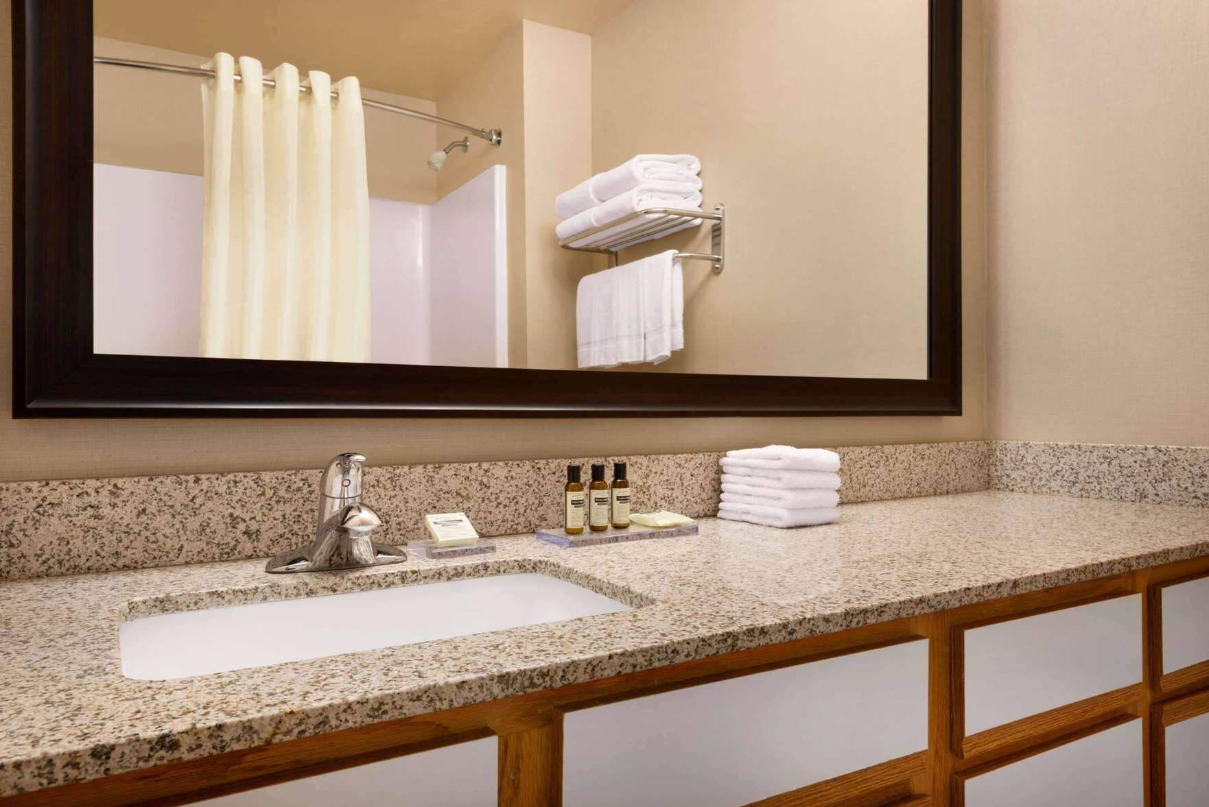 Bathroom | Combined shower/bathtub, hair dryer, towels