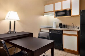 Geladeira, micro-ondas, cooktop, lava-louças