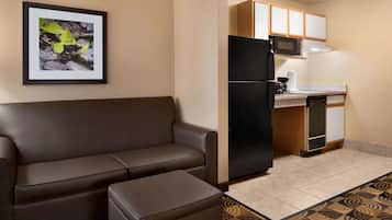 Ropa de cama de alta calidad y caja de seguridad en la habitación