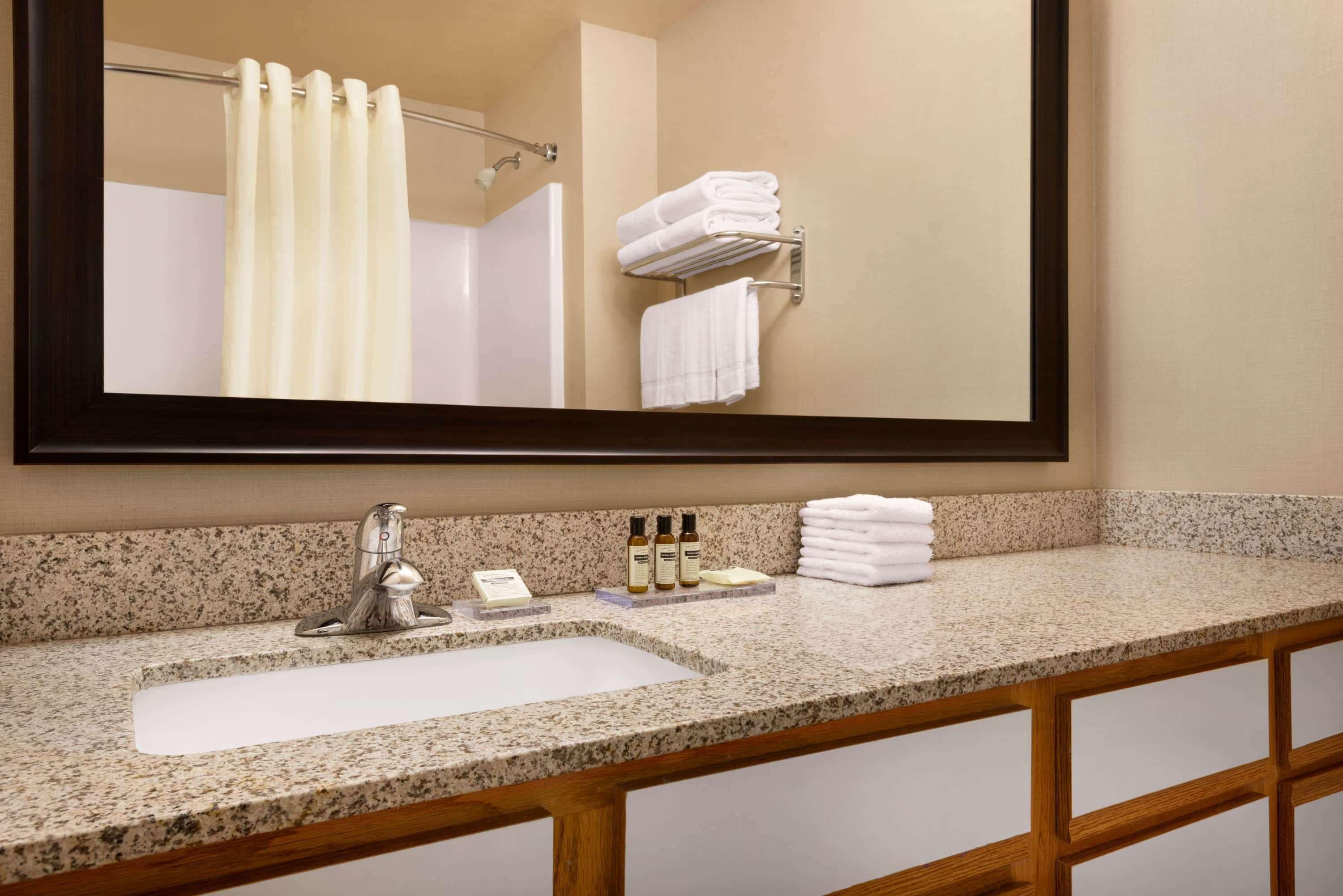 Combined shower/bathtub, hair dryer, towels