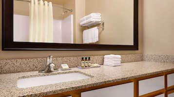 Combined shower/bathtub, hair dryer, towels