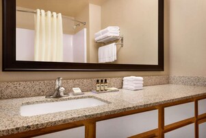 Bañera con ducha, secador de pelo, toallas
