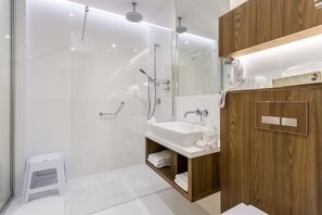 Habitación superior (Interior room without outside view) | Baño | Regadera tipo lluvia, amenidades de baño gratuitas, secadora de cabello 