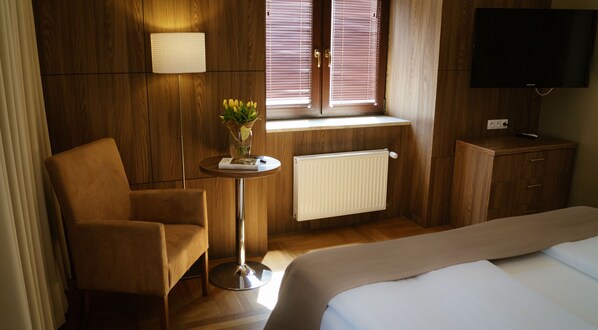 Apartment | 1 bedroom, hypo-allergenic bedding, in-room safe, desk