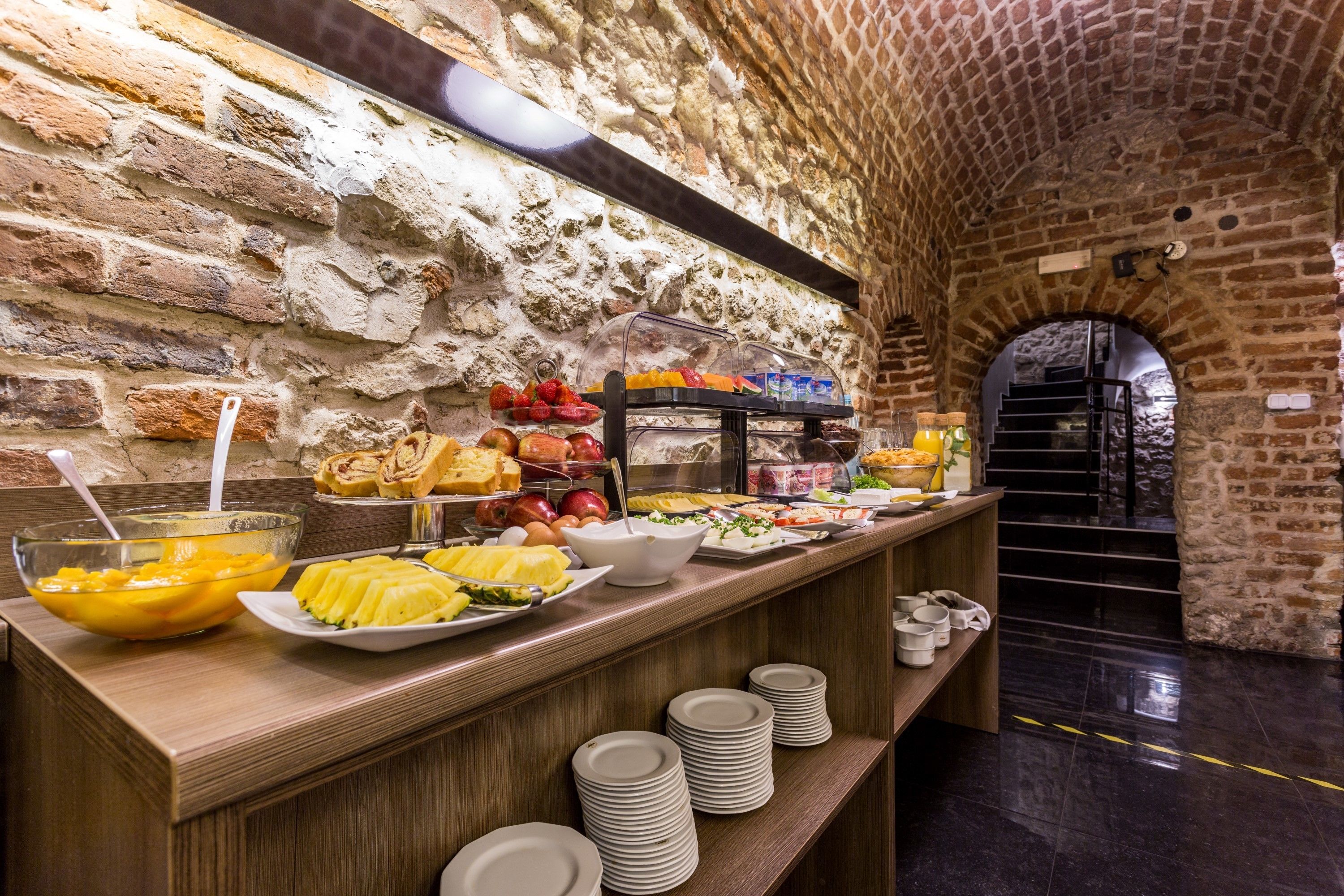 daily buffet breakfast (pln 70 per person)