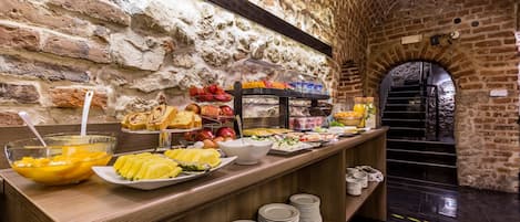 Daily buffet breakfast (PLN 60 per person)