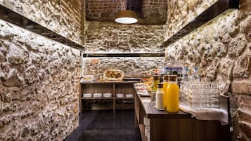 Petit déjeuner buffet (60 PLN par personne)