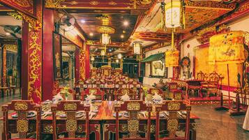 4 restaurants; breakfast, lunch, and dinner served