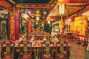 4 restaurants servant le petit déjeuner, le déjeuner et le dîner
