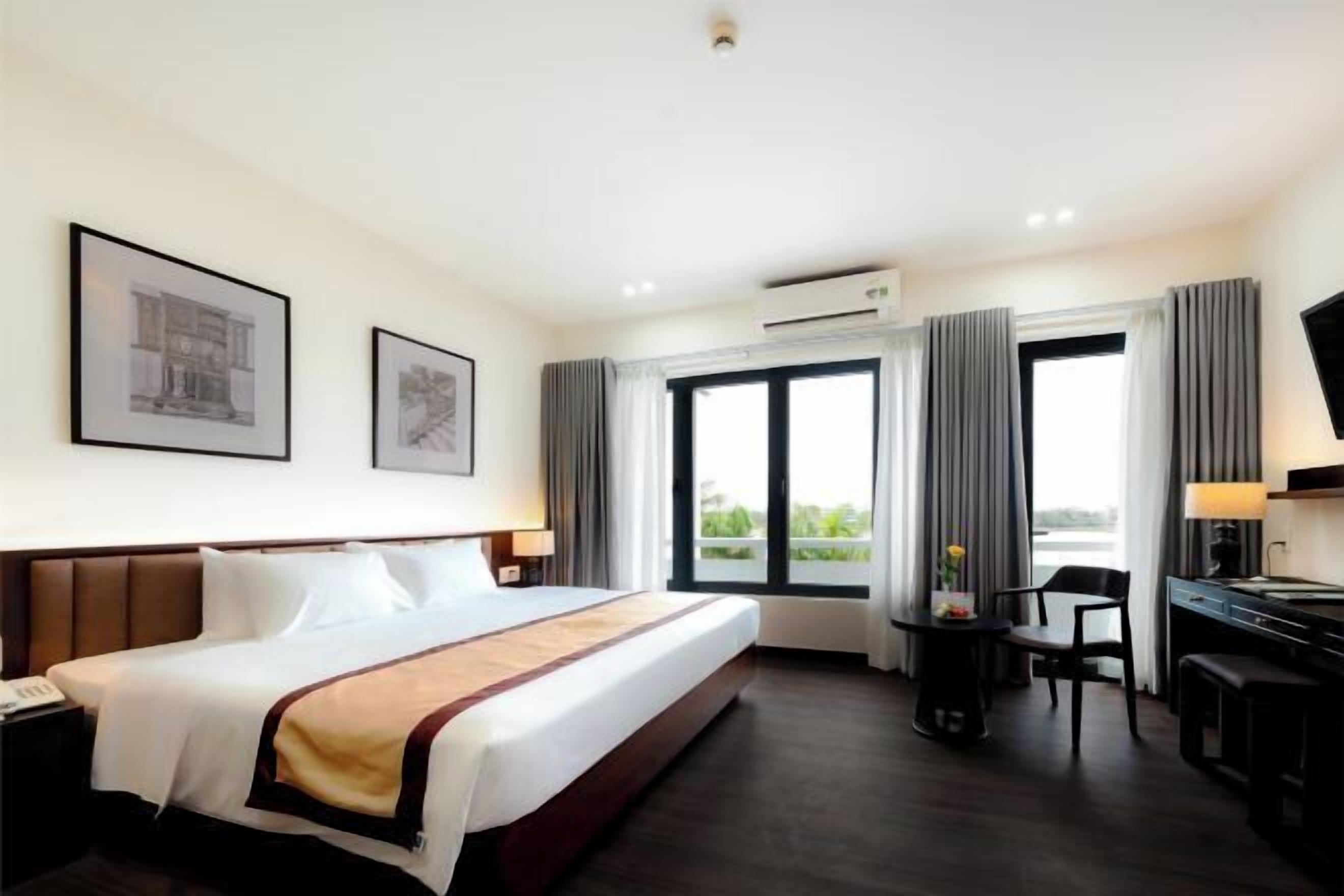 Minibaari, tallelokero huoneessa, työpöytä