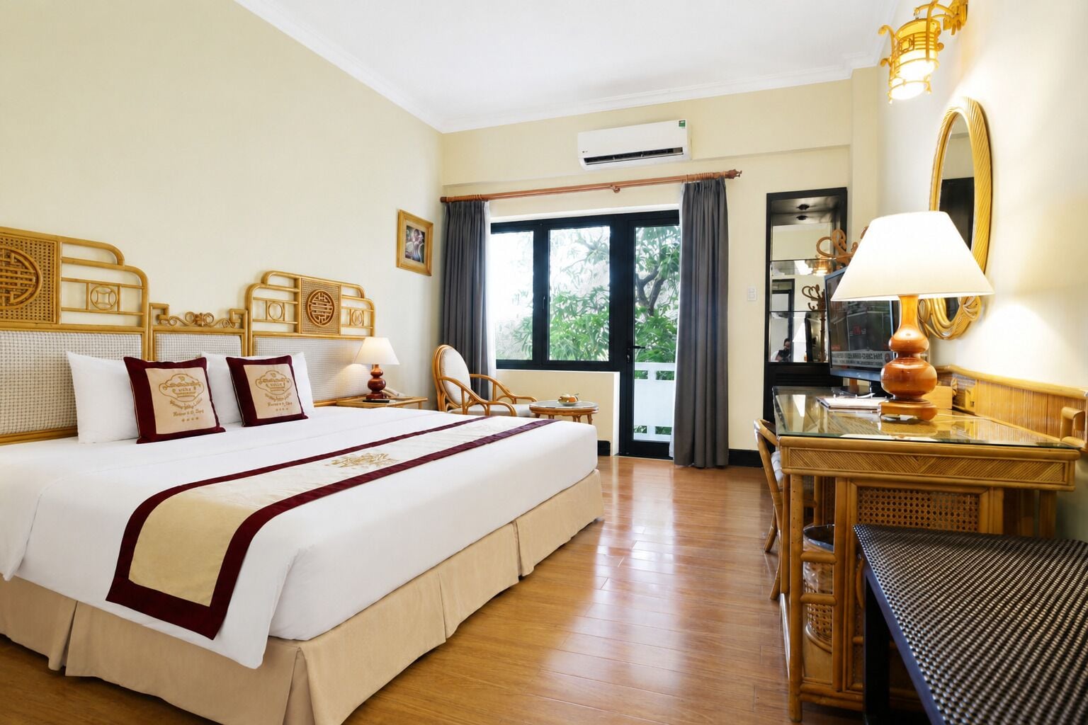 Deluxe Room, Garden View | Minibar, in-room safe, desk, laptop workspace