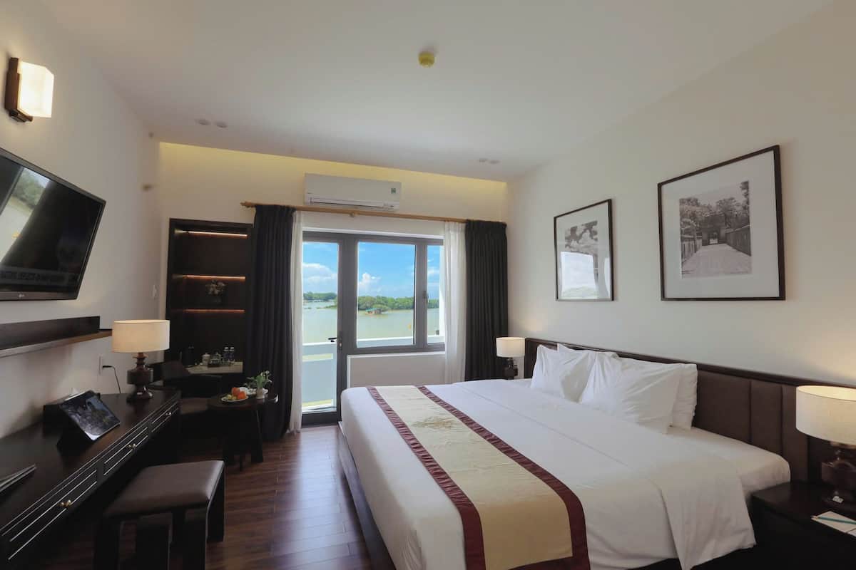 Premier Room, 1 Queen Bed, River View | Bathroom