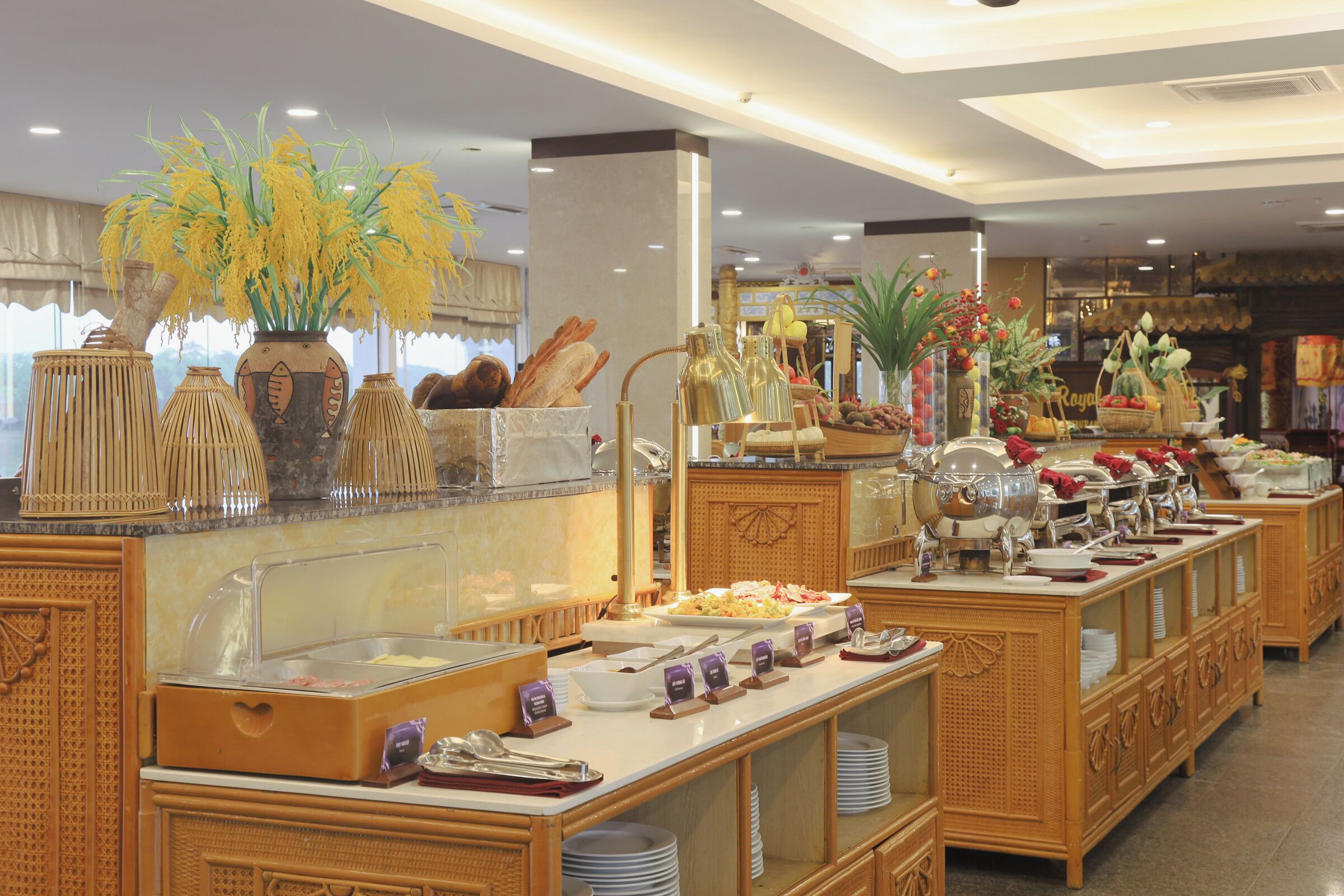Una barra de buffet con diversos alimentos y elementos decorativos.