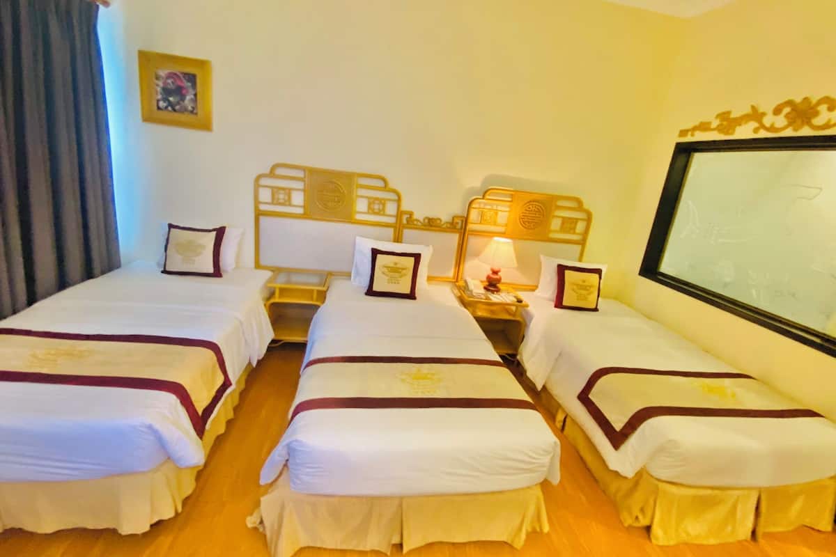 Deluxe Triple Room | Minibar, in-room safe, desk, laptop workspace