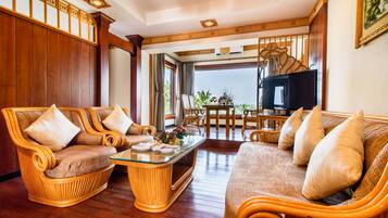 Executive Suite | Living room