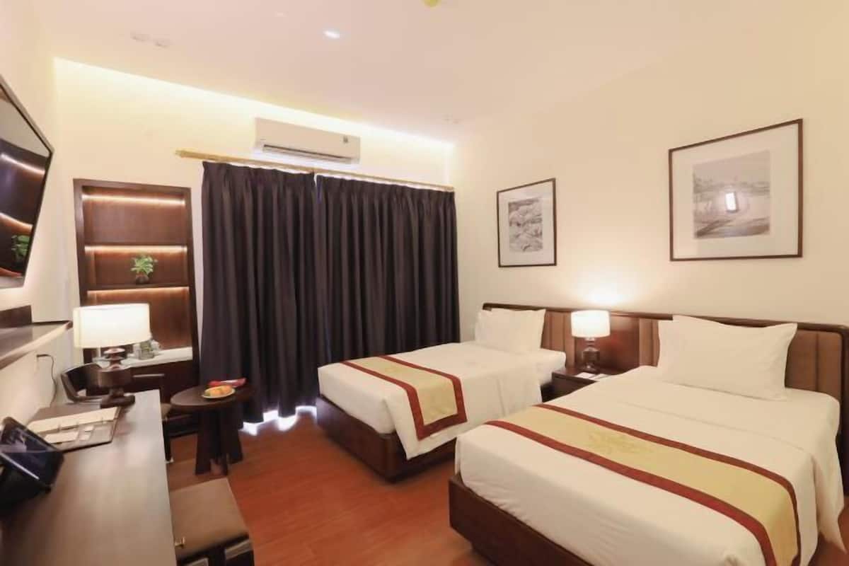 Minibar, in-room safe, desk, laptop workspace