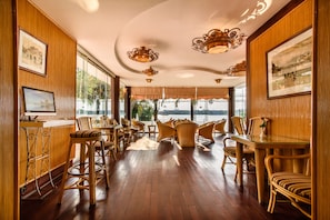 3 bars/lounges
