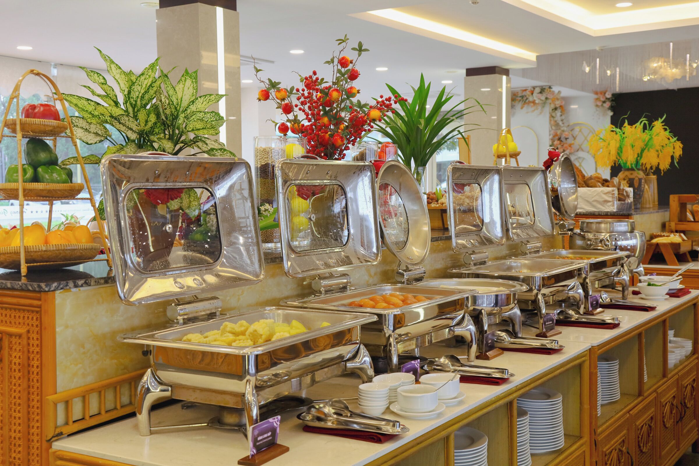 Un aparador tipus buffet amb diferents sales de menjar i plantes decoratives.
