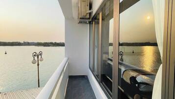 Rom – premier, elveutsikt | Utsikt fra rommet