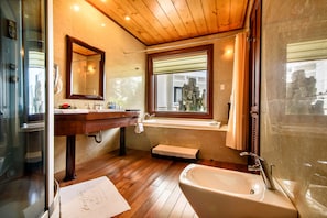 Suite exécutive | Salle de bain | Articles de toilette (gratuits), séchoir à cheveux, peignoirs