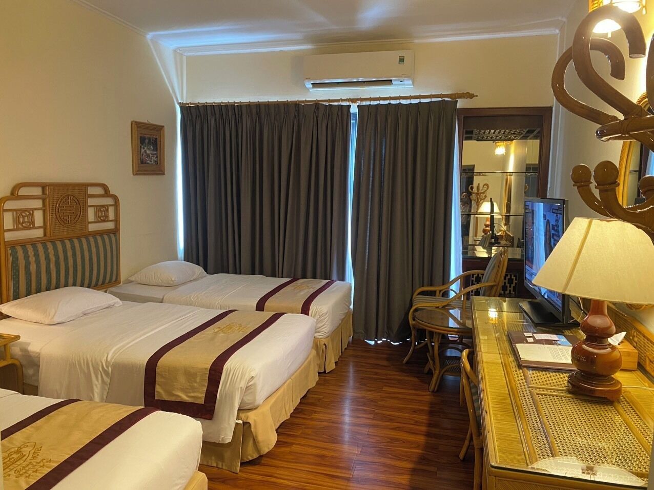 Deluxe driepersoonskamer | Een minibar, een kluis op de kamer, een bureau, een laptopwerkplek