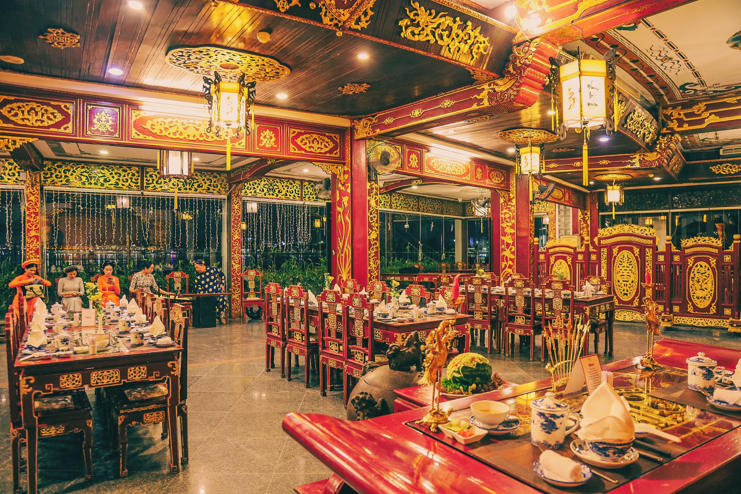 4 restaurantes, se sirve desayuno 