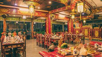 4 restaurants, breakfast served