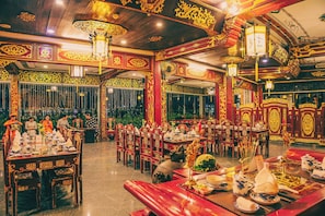 4 restaurants, breakfast served