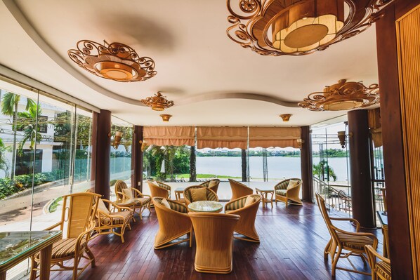 3 bars/lounges