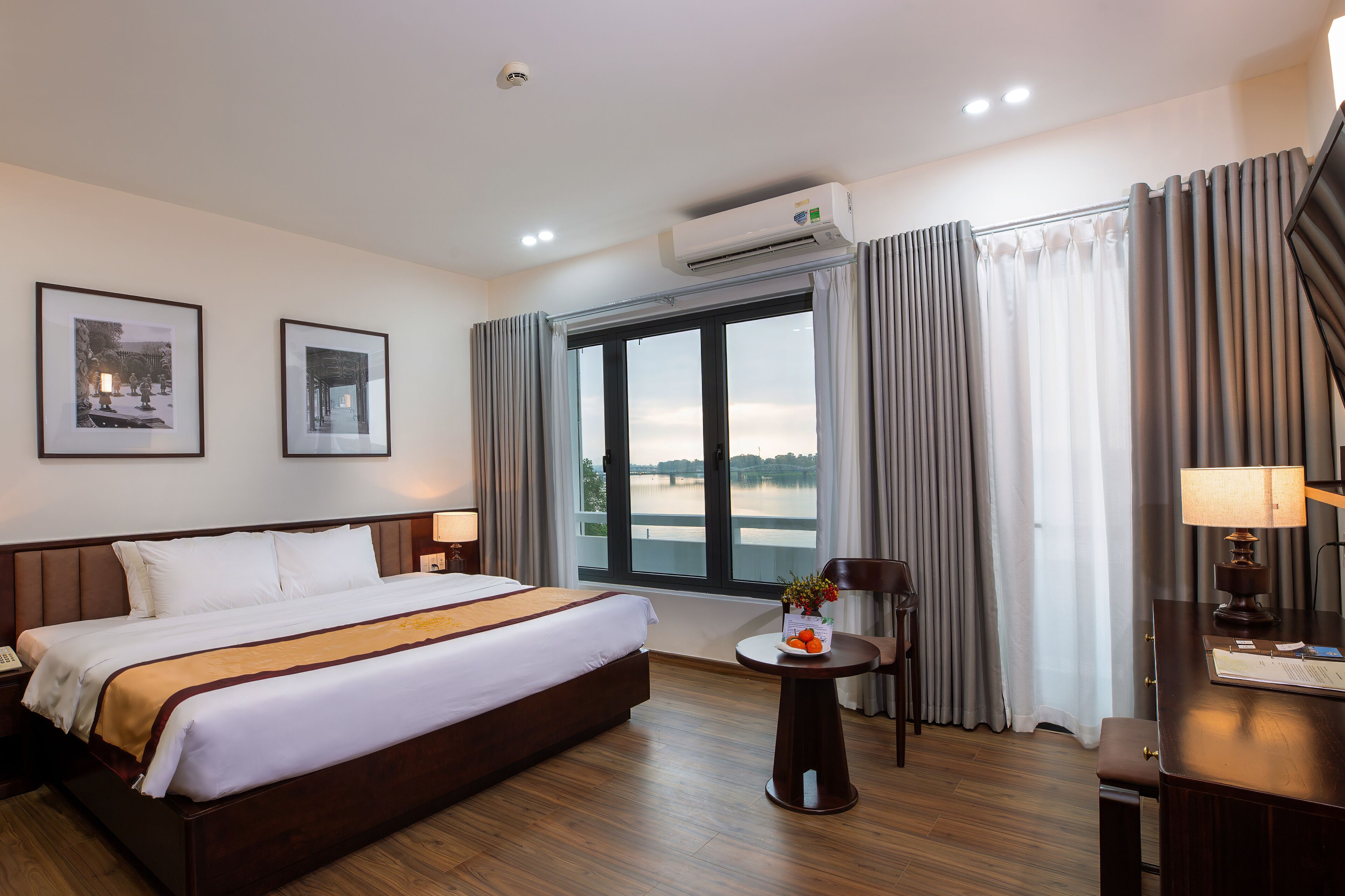 Premier Room, 1 Queen Bed, River View | Minibar, in-room safe, desk, laptop workspace