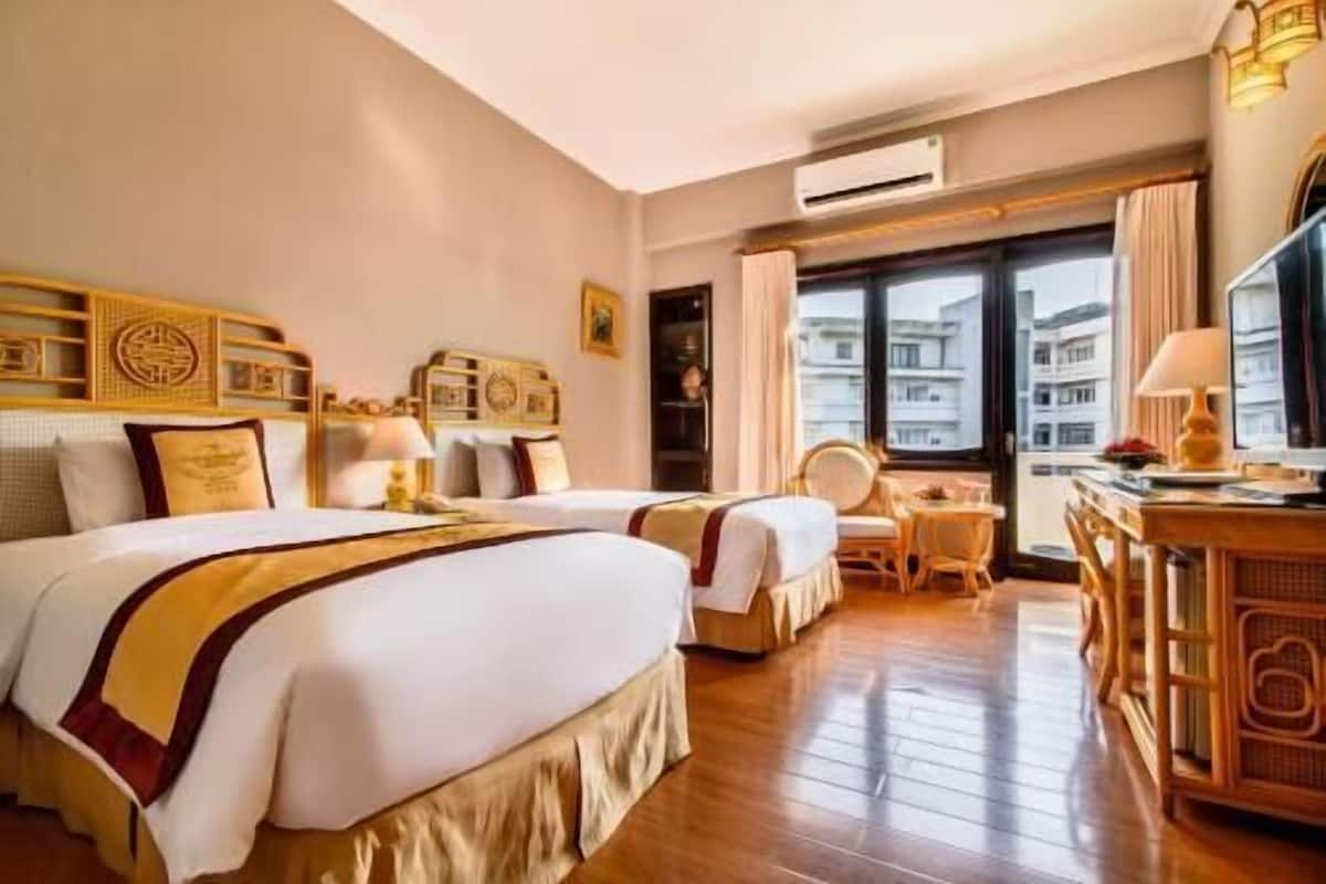 Minibar, in-room safe, desk, laptop workspace