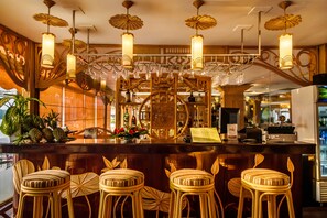 3 bars/lounges