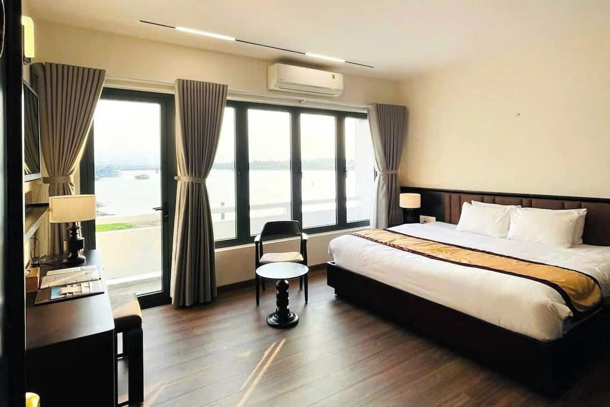 Premier Room, River View | Minibar, in-room safe, desk, laptop workspace