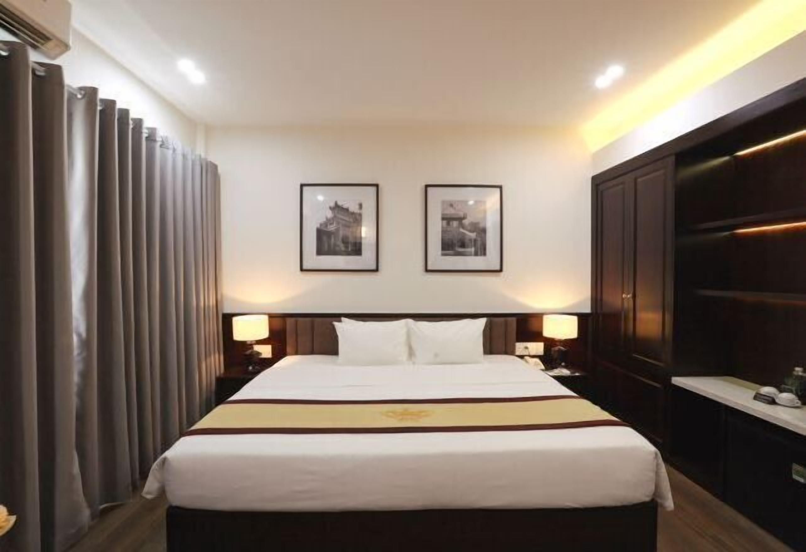 Minibaari, tallelokero huoneessa, työpöytä