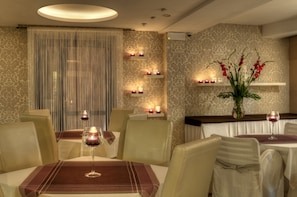 Daily buffet breakfast (PLN 40 per person)
