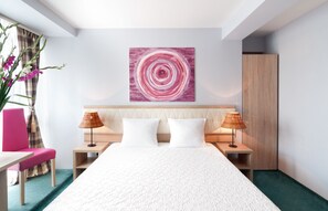 Standard-Doppel- oder -Zweibettzimmer | Allergikerbettwaren, Schreibtisch, Bügeleisen/Bügelbrett