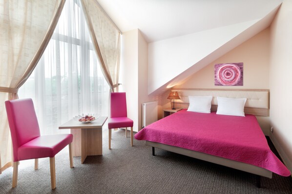 Chambre Standard Double ou avec lits jumeaux | Literie hypoallergénique, bureau, fer et planche à repasser