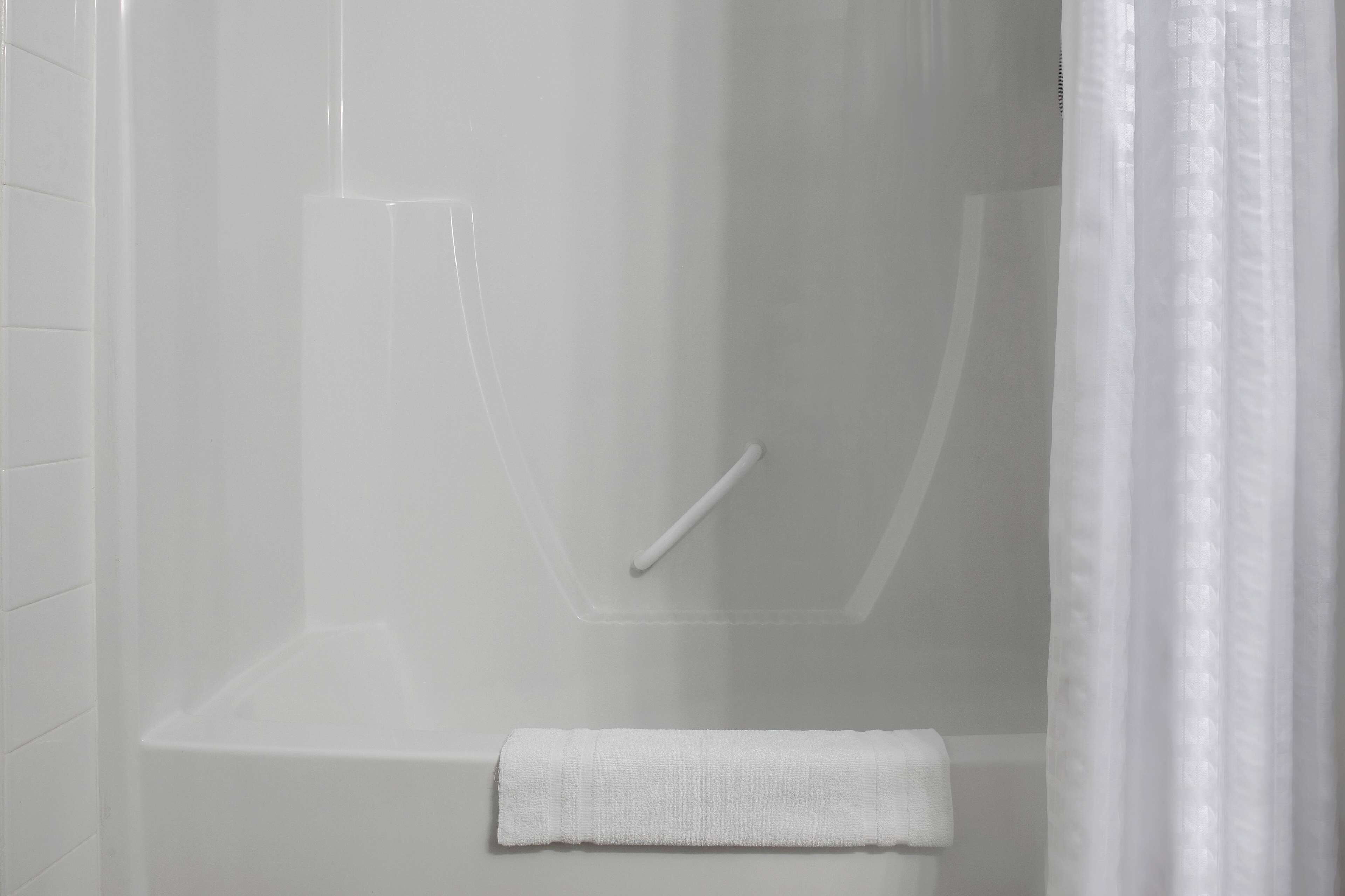 combined shower/bathtub, free toiletries, towels