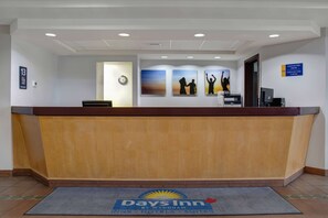 Lobby - Days Inn by Wyndham Whitecourt (Whitecourt)