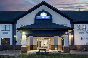 Exterior - Days Inn by Wyndham Whitecourt (Whitecourt)
