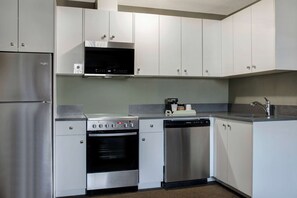Deluxe Room, 1 King Bed, Non Smoking | Premium bedding, in-room safe, soundproofing, iron/ironing board