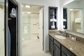 Ensemble douche/baignoire, articles de toilette gratuits, sèche-cheveux