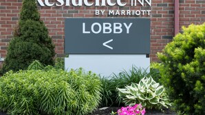 A sign for the Residence Inn by Marriott indicating the direction to the lobby. - Residence Inn by Marriott Boston Westford (Westford)