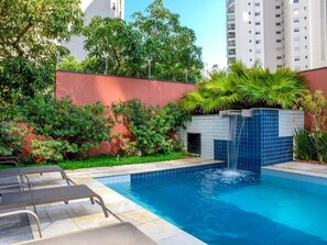 2 hồ bơi ngoài trời, dù/ô trên bãi biển/hồ bơi, ghế dài tắm nắng 